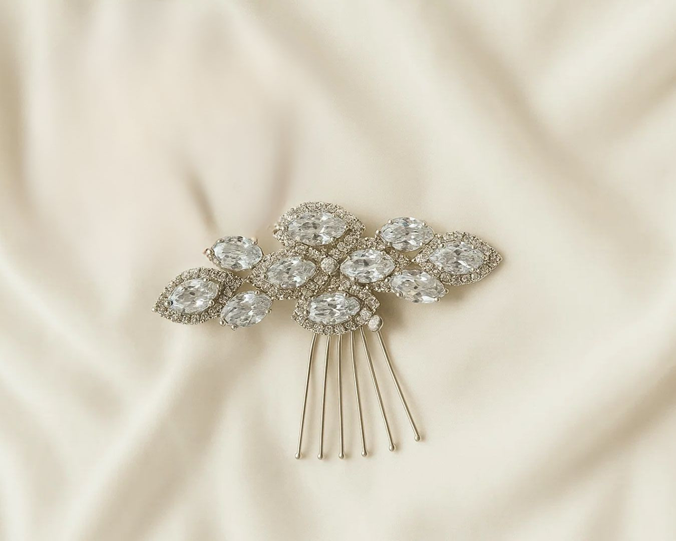 Pente prateado com cristais ovais.