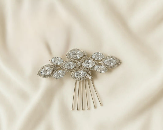 Pente prateado com cristais ovais.